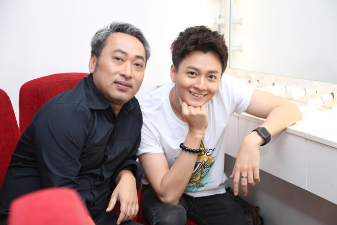 Trong khi Mr. Đàm quấn quít không rời Mỹ Tâm, đạo diễn Nguyễn Quang Dũng lại trò chuyện cùng MC Ngô Kiến Huy về những dự án mới về phim ảnh của cả hai.