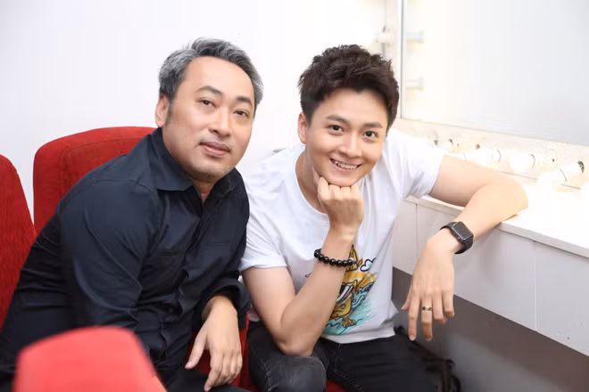 Trong khi Mr. Đàm quấn quít không rời Mỹ Tâm, đạo diễn Nguyễn Quang Dũng lại trò chuyện cùng MC Ngô Kiến Huy về những dự án mới về phim ảnh của cả hai.