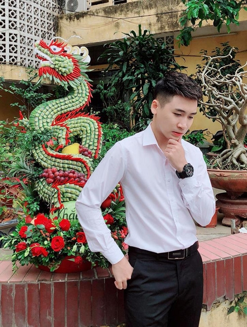 Hot boy Huy Cung chia sẻ anh chọn tráp nặng nhất để bê cho đàn anh Khắc Việt.