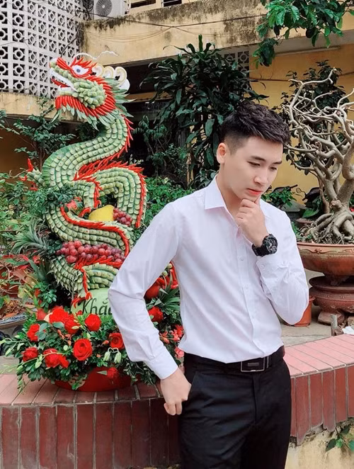 Hot boy Huy Cung chia sẻ anh chọn tráp nặng nhất để bê cho đàn anh Khắc Việt.
