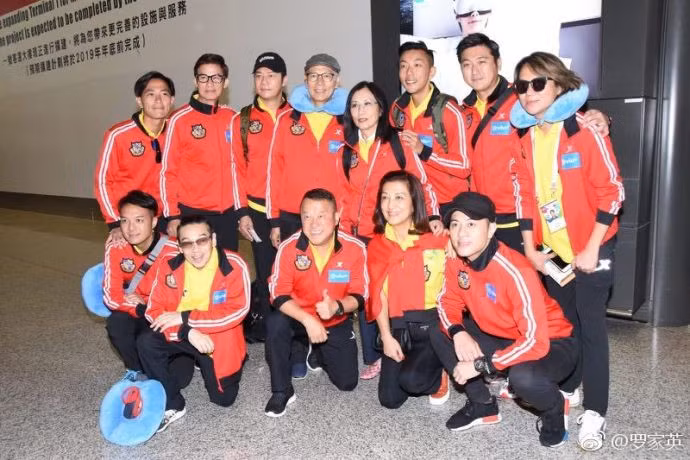 Dàn nghệ sĩ chụp ảnh trước giờ xuất phát. Trước đó, nghệ sĩ Đàm Vịnh Lân và Trần Dịch Tấn cũng đã có mặt tại Nga theo dõi World Cup.