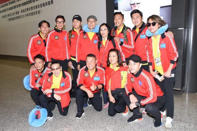 Dàn nghệ sĩ chụp ảnh trước giờ xuất phát. Trước đó, nghệ sĩ Đàm Vịnh Lân và Trần Dịch Tấn cũng đã có mặt tại Nga theo dõi World Cup.