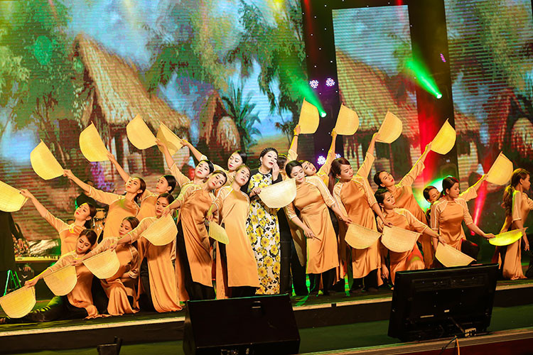 Trong liveshow, Như Quỳnh cũng thể hiện ca khúc "Thương lắm mình ơi" và nhận được nhiều sự ủng hộ của khán giả.