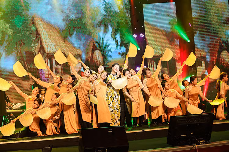 Trong liveshow, Như Quỳnh cũng thể hiện ca khúc "Thương lắm mình ơi" và nhận được nhiều sự ủng hộ của khán giả.