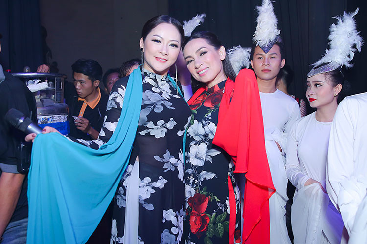 Nữ ca sĩ chụp ảnh nhí nhảnh cùng Phi Nhung trong hậu trường.