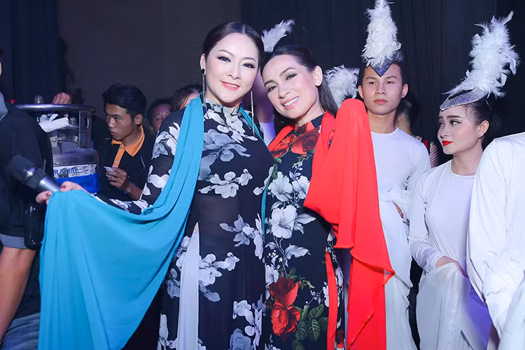 Nữ ca sĩ chụp ảnh nhí nhảnh cùng Phi Nhung trong hậu trường.