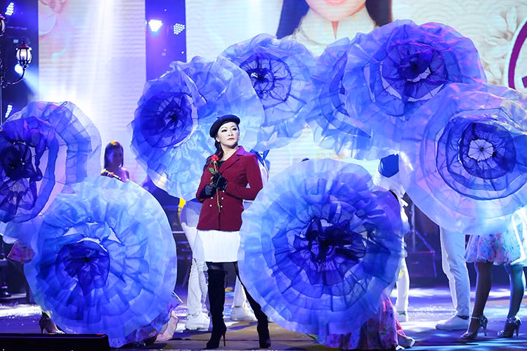 Tối 8/3 tại Nhà hát Hòa Bình đã diễn ra đêm nhạc của ca sĩ Như Quỳnh. Đây cũng là lần đầu tiên giọng ca “Người tình mùa đông” thực hiện liveshow riêng tại TP.HCM.