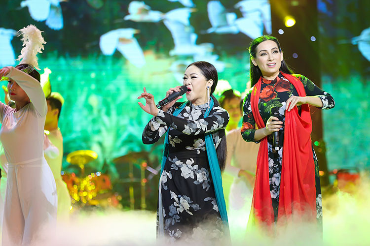 Phần kết hợp của Như Quỳnh và Phi Nhung cũng để lại ấn tượng. Cả hai mặc áo dài thể hiện ca khúc “Giấc mơ cánh cò”.