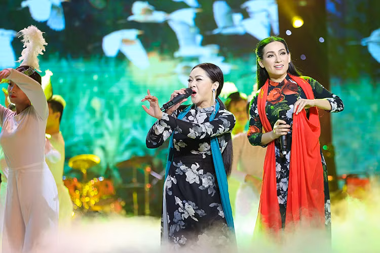 Phần kết hợp của Như Quỳnh và Phi Nhung cũng để lại ấn tượng. Cả hai mặc áo dài thể hiện ca khúc “Giấc mơ cánh cò”.