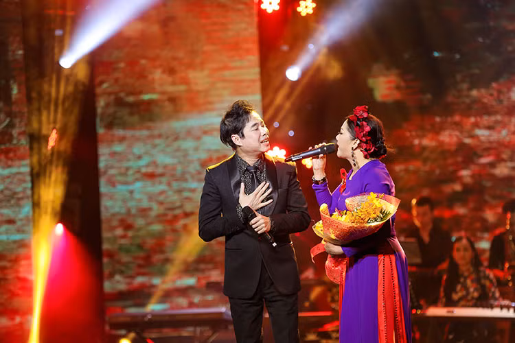 Đặc biệt, điểm nhấn trong chương trình là màn song ca của Như Quỳnh và Ngọc Sơn. Đây cũng là lần đầu tiên hai người hát chung trên sân khấu.