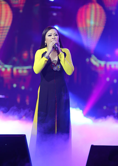 Trong phần giao lưu, Như Quỳnh đề nghị Trường Vũ nắm tay và hôn tay. Không chút đắn đo, nam ca sĩ đáp: “Hôn tay với nắm tay thì bình thường thôi. Nhưng mà hỏi thật, em có thương anh không”.