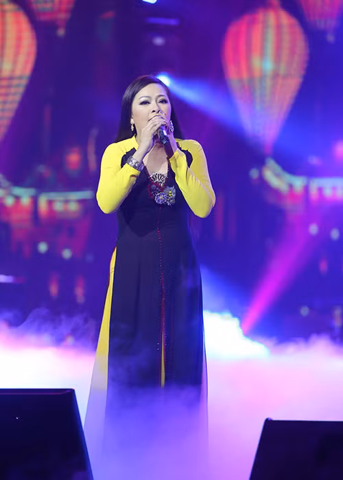 Trong phần giao lưu, Như Quỳnh đề nghị Trường Vũ nắm tay và hôn tay. Không chút đắn đo, nam ca sĩ đáp: “Hôn tay với nắm tay thì bình thường thôi. Nhưng mà hỏi thật, em có thương anh không”.