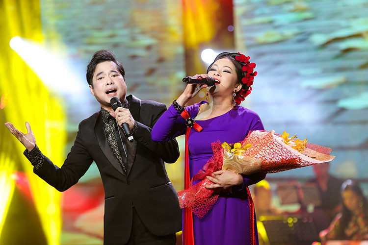 Cả hai khiến khán giả nổi da gà khi hòa giọng “Con đường xưa em đi” và “Cho vừa lòng em”.