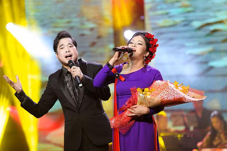 Cả hai khiến khán giả nổi da gà khi hòa giọng “Con đường xưa em đi” và “Cho vừa lòng em”.