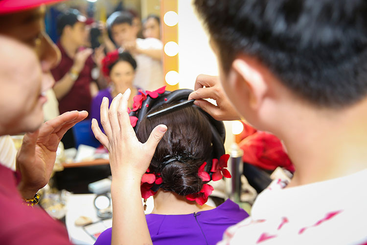 Nữ ca sĩ hải ngoại cũng tỉ mỉ trang điểm trước giờ lên sân khấu.