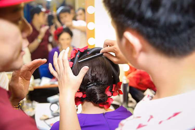 Nữ ca sĩ hải ngoại cũng tỉ mỉ trang điểm trước giờ lên sân khấu.