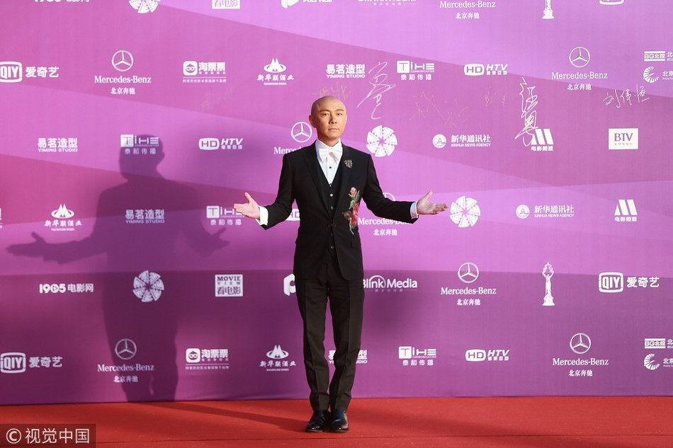 "Cố nhân" của diễn viên Thư Kỳ - Trương Vệ Kiện - cũng có mặt. Đây là sự kiện hiếm hoi gần đây của nam diễn viên Hong Kong tại Đại lục. Anh và Thư Kỳ từng có dịp hợp tác trong Lộc đỉnh ký bản 2000. Trong phim, anh vào vai chính Vi Tiểu Bảo còn Thư Kỳ là một trong 7 bà vợ. Dù vậy Trương Vệ Kiện và Thư Kỳ không chụp ảnh chung. Sau 18 năm, Trương Vệ Kiện là khách mời, sự nghiệp có dấu hiệu đi xuống trong khi bạn diễn cũ ngày càng nổi tiếng.