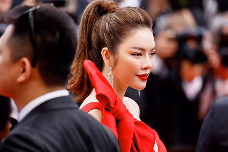 Lý Nhã Kỳ xuất hiện tại Cannes với kiểu tóc đuôi ngựa cùng lối trang điểm quyến rũ với màu son đỏ.
