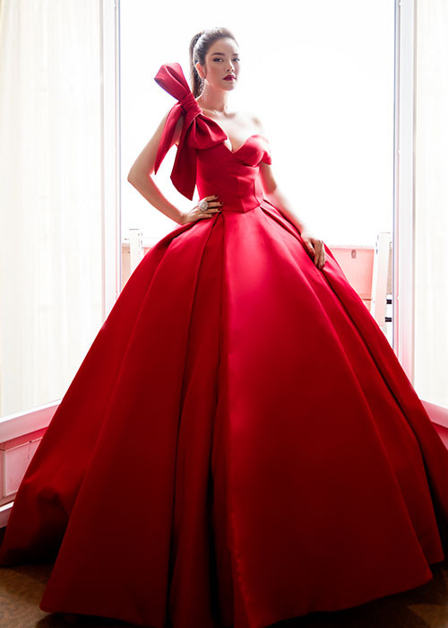 Có thể thấy màu đỏ là màu yêu thích của Lý Nhã Kỳ. Trước đó, cô từng thu hút sự chú ý với váy đỏ của Georges Hobeika trên thảm đỏ Cannes 2016.