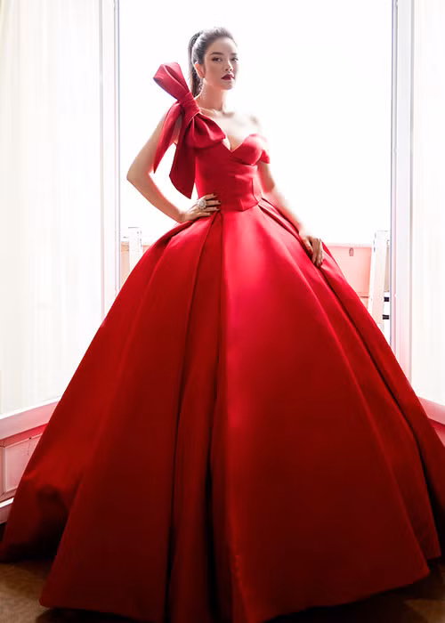 Có thể thấy màu đỏ là màu yêu thích của Lý Nhã Kỳ. Trước đó, cô từng thu hút sự chú ý với váy đỏ của Georges Hobeika trên thảm đỏ Cannes 2016.