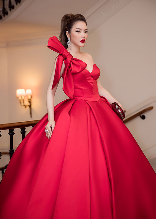 Chiếc váy với phần vai trễ được thiết kế đặc biệt giúp chủ nhân khoe bờ vai gợi cảm một cách khéo léo.