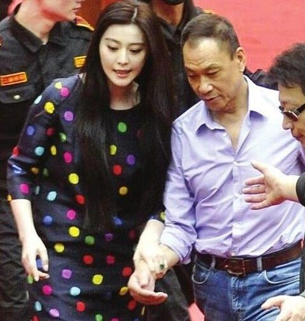 Tai tiếng giật chồng. Trong vô vàn tin đồn tình ái, Phạm Băng Băng từng bị cho là người thứ ba khiến diễn viên U70 Vương Học Kỳ ly dị vợ. Họ gặp nhau trên phim trường Triệu Thị cô nhi. Ngay sau khi phim đóng máy, Vương Học Kỳ chia tay vợ. Ông thường xuất hiện tình cảm bên người đẹp 8X trong các sự kiện. Vụ việc này từng khiến tỷ phú Vương Tư Thông nóng mắt. Thiếu gia tập đoàn Wanda công khai chế nhạo Phạm Băng Băng: “Cô nói tiền tự làm ra ư? Tiền của Vương Học Kỳ hay Hồng Kim Bảo mới đúng”.