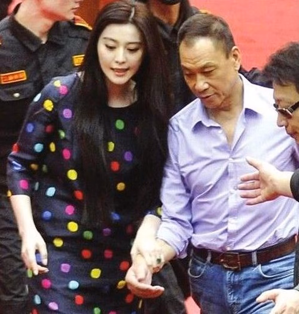 Tai tiếng giật chồng. Trong vô vàn tin đồn tình ái, Phạm Băng Băng từng bị cho là người thứ ba khiến diễn viên U70 Vương Học Kỳ ly dị vợ. Họ gặp nhau trên phim trường Triệu Thị cô nhi. Ngay sau khi phim đóng máy, Vương Học Kỳ chia tay vợ. Ông thường xuất hiện tình cảm bên người đẹp 8X trong các sự kiện. Vụ việc này từng khiến tỷ phú Vương Tư Thông nóng mắt. Thiếu gia tập đoàn Wanda công khai chế nhạo Phạm Băng Băng: “Cô nói tiền tự làm ra ư? Tiền của Vương Học Kỳ hay Hồng Kim Bảo mới đúng”.