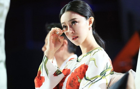 Nghi vấn vướng vòng lao lý do trốn thuế, gian lận. Thời trang qua, có tin đồn Phạm Băng Băng cùng ê-kíp đã sử dụng hợp đồng ma, "hợp đồng âm dương" để trốn thuế. Hôm 28/7, nhiều tờ báo Trung Quốc tiết lộ một số nhân viên dưới quyền của người đẹp đã bị tạm giữ chờ điều tra. Phạm Băng Băng cùng em trai bị cấm xuất cảnh.