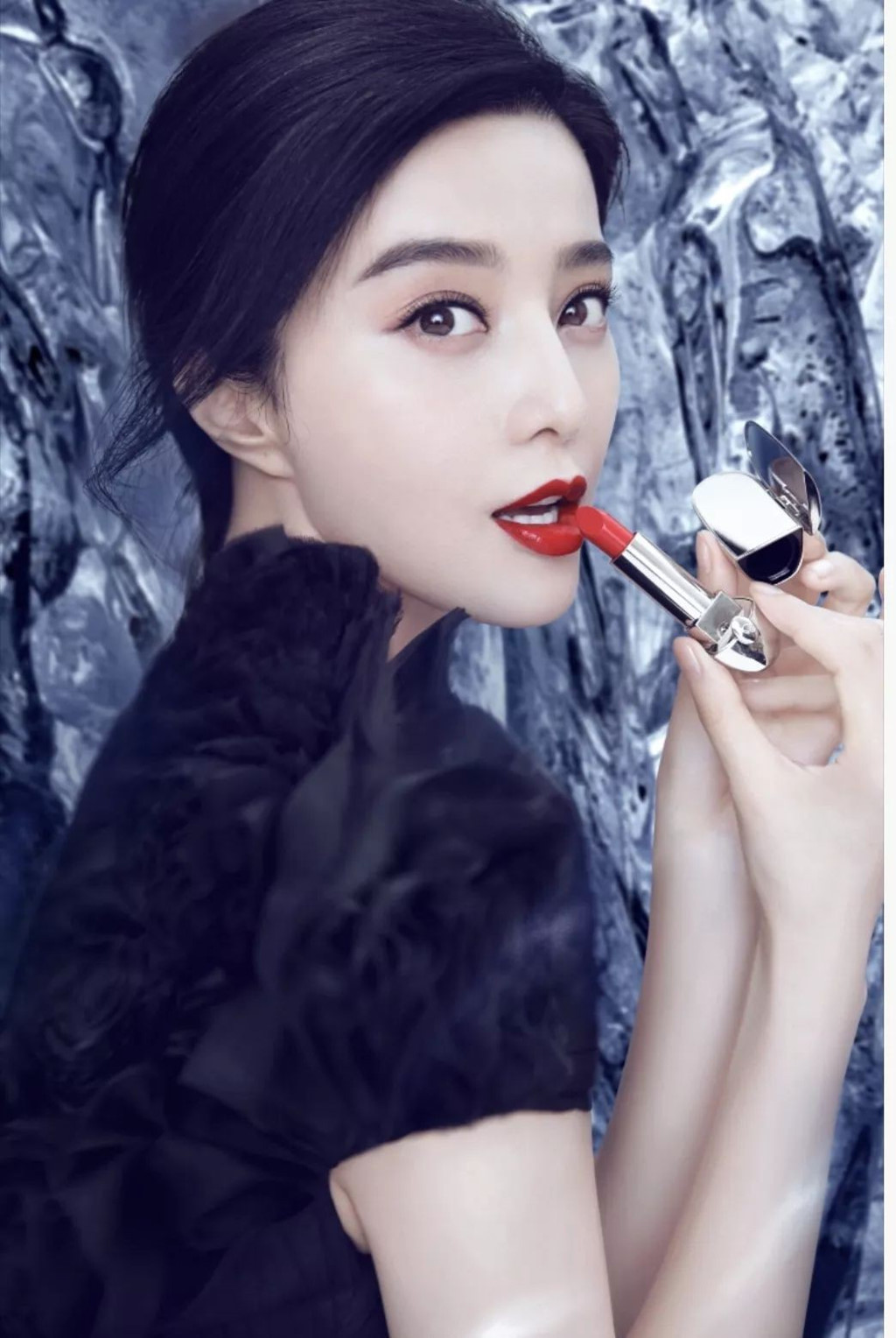 Nói dối về cảnh sex 100%. Lạc lối ở Bắc Kinh là bộ phim gây nhiều tranh cãi vì những cảnh nóng trần trụi giữa Phạm Băng Băng với Đồng Đại Vỹ và Lương Gia Huy. Bị báo chí chỉ trích gay gắt nhưng những cảnh nóng của Phạm Băng Băng lại được giới chuyên môn đánh giá rất cao. Trả lời phỏng vấn trong buổi quảng bá phim, Phạm Băng Băng tự hào tuyên bố đóng cảnh sex thật 100%. Nhưng ngay sau đó, cư dân mạng phát hiện ra đây chỉ là lời nói dối. Người đóng cảnh nóng cho Phạm Băng Băng là diễn viên đóng thế Cam Lộ.