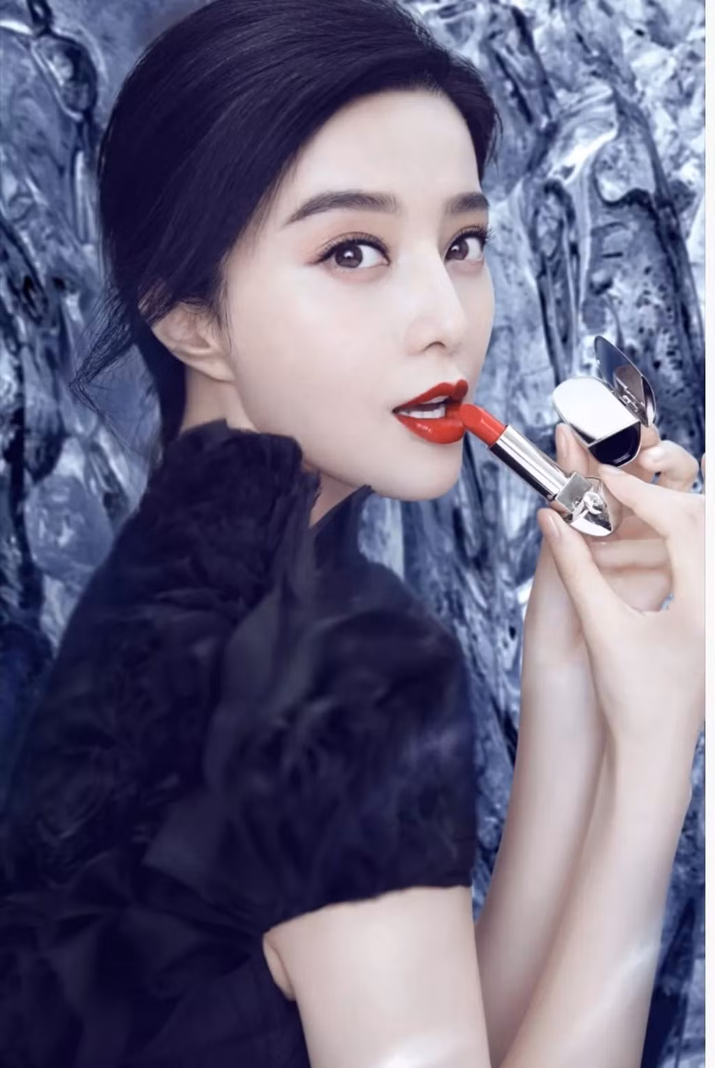 Nói dối về cảnh sex 100%. Lạc lối ở Bắc Kinh là bộ phim gây nhiều tranh cãi vì những cảnh nóng trần trụi giữa Phạm Băng Băng với Đồng Đại Vỹ và Lương Gia Huy. Bị báo chí chỉ trích gay gắt nhưng những cảnh nóng của Phạm Băng Băng lại được giới chuyên môn đánh giá rất cao. Trả lời phỏng vấn trong buổi quảng bá phim, Phạm Băng Băng tự hào tuyên bố đóng cảnh sex thật 100%. Nhưng ngay sau đó, cư dân mạng phát hiện ra đây chỉ là lời nói dối. Người đóng cảnh nóng cho Phạm Băng Băng là diễn viên đóng thế Cam Lộ.