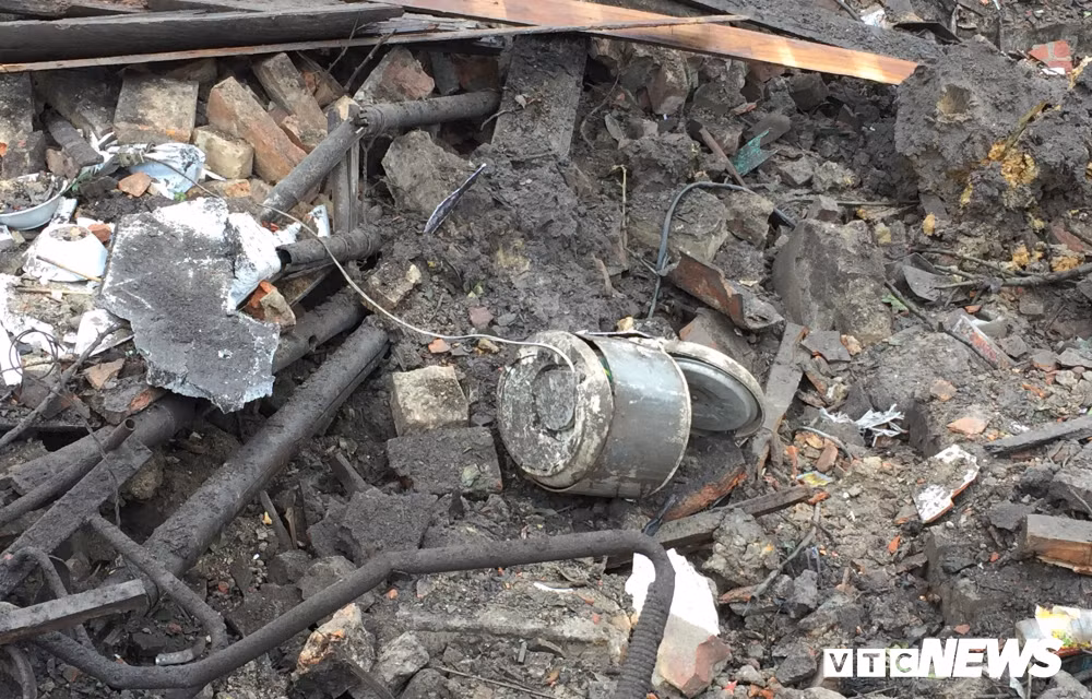 Vụ nổ đã khiến nhiều gia đình rơi vào cảnh "màn trời chiếu đất", vật dụng trong gia đình cũng hư hỏng hoàn toàn. (Ảnh: Kim Thược)