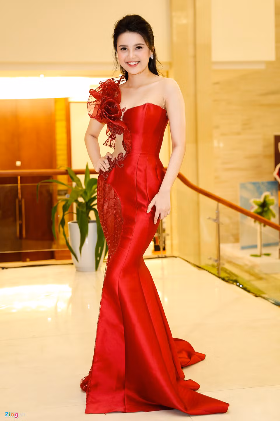 Á hậu Đại dương 2017 Diệu Thùy nổi bật với đầm đỏ sang trọng.