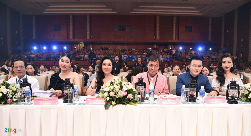 Ban giám khảo sẵn sàng cho đêm chung khảo. Trước đêm thi, Hoa hậu Bùi Bích Phương bị ốm nhưng chị vẫn xuất hiện rạng ngời trên ghế nóng cùng Hà Kiều Anh, Đỗ Mỹ Linh và nhà thơ Hữu Việt, nhà thiết kế Lê Thanh Hòa.