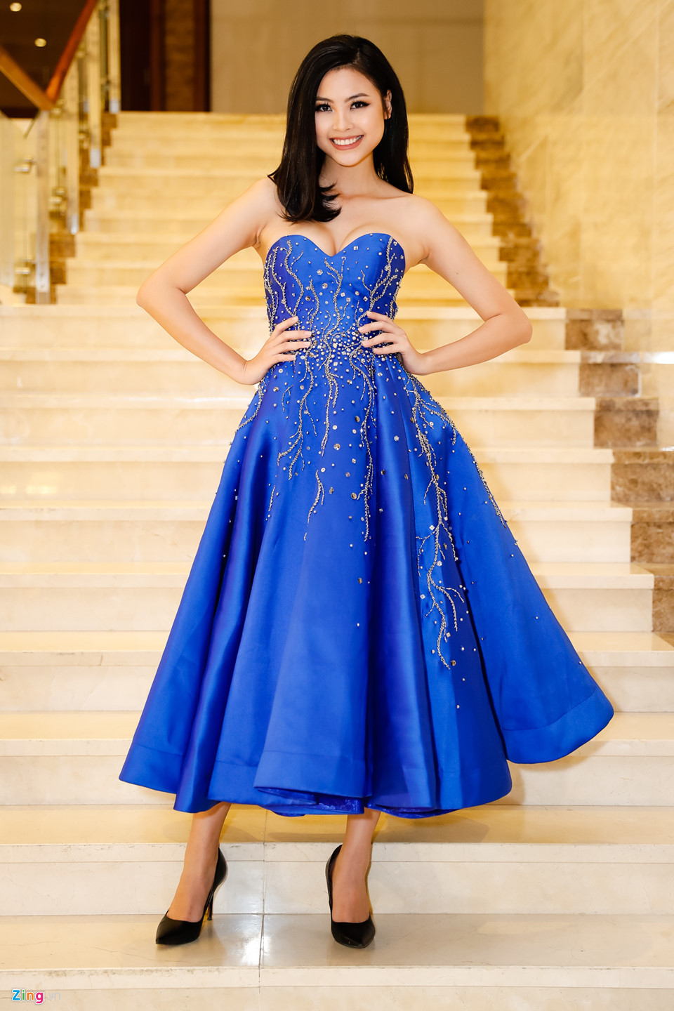 Đào Thị Hà như công chúa trong đầm xanh kiểu dáng cổ điển. Trong năm 2016, cô lọt vào top 5 Hoa hậu Việt Nam. Khi đó, nhiều người dự đoán cô sẽ đoạt vương miện nhờ sở hữu gương mặt xinh đẹp, rạng ngời.