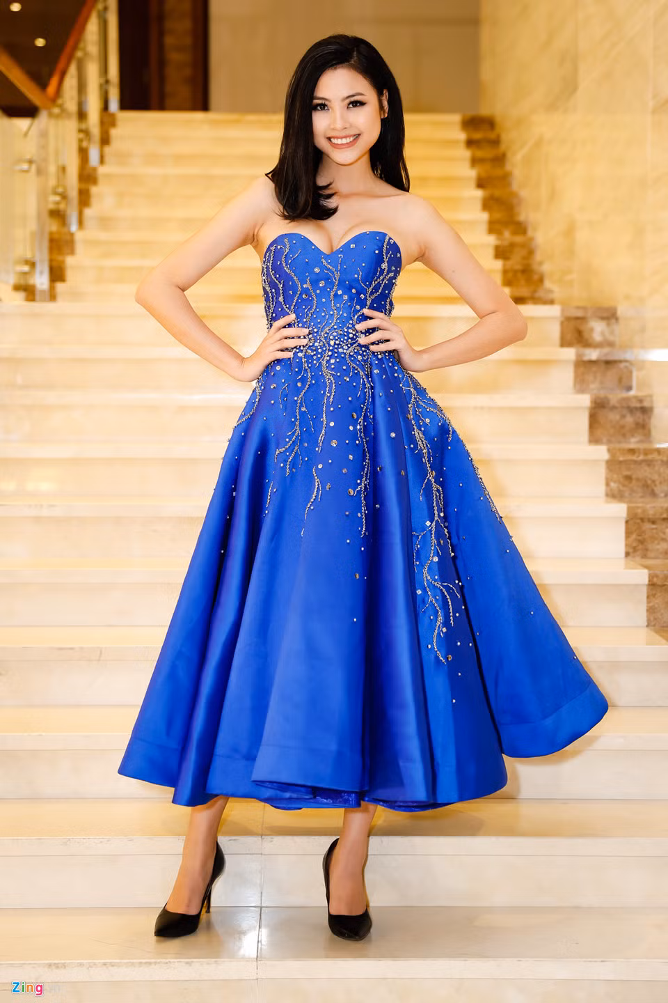 Đào Thị Hà như công chúa trong đầm xanh kiểu dáng cổ điển. Trong năm 2016, cô lọt vào top 5 Hoa hậu Việt Nam. Khi đó, nhiều người dự đoán cô sẽ đoạt vương miện nhờ sở hữu gương mặt xinh đẹp, rạng ngời.