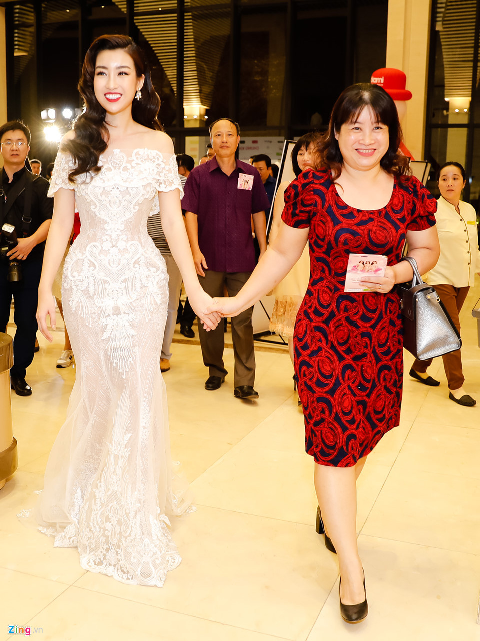 Hoa hậu Việt Nam 2016 Đỗ Mỹ Linh được mẹ hộ tống đi làm giám khảo. Mẹ không chỉ hỗ trợ việc hậu cần cho con gái mà còn góp ý những câu trả lời của cô trước truyền thông.