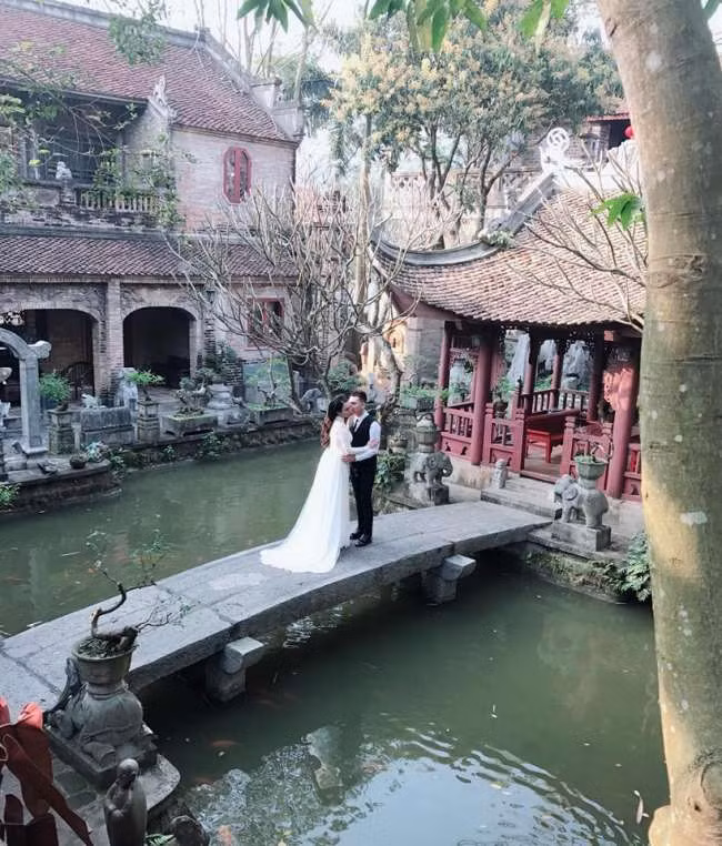 Cả hai lựa chọn khung cảnh khá thơ mộng để ghi lại khoảnh khắc hạnh phúc nhất trong cuộc đời.