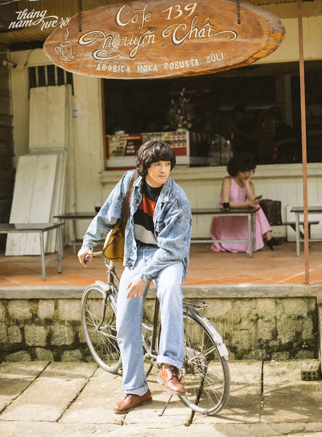 Không chỉ tạo hình tóc cũng như phong cách trang phục, ngay cả khuôn mặt Tiến Vũ cũng "na ná" nam diễn viên Kim Shi Hoo của bản Hàn.