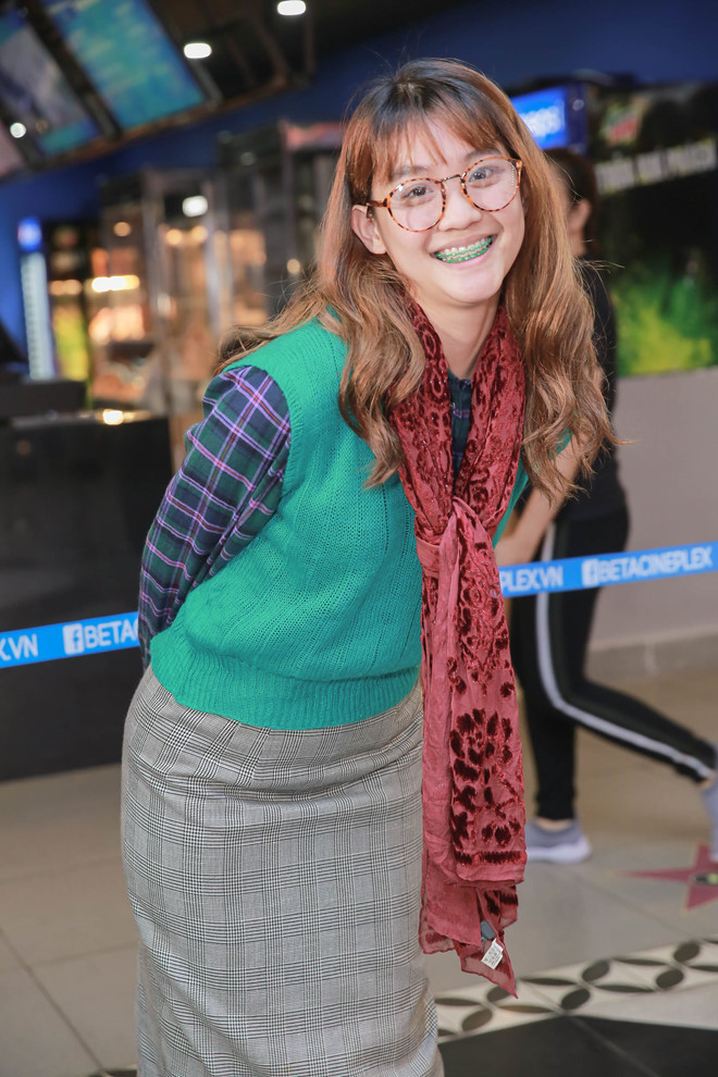 Phim có đề tài học đường, kể về nữ sinh An (Việt Linh đóng), thành viên hội Vỹ Nhân trong trường trung học. Đối thủ của hội Vỹ Nhân là hội Mỹ Nhân gồm các cô gái xinh đẹp dẫn đầu là Jaja Bông (Trúc Anh Burin). Mỹ nam Thái Lan Nanon Korapat góp mặt trong vai Đình Quân, "nam thần" của trường trung học.