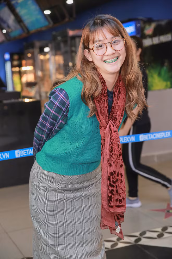 Phim có đề tài học đường, kể về nữ sinh An (Việt Linh đóng), thành viên hội Vỹ Nhân trong trường trung học. Đối thủ của hội Vỹ Nhân là hội Mỹ Nhân gồm các cô gái xinh đẹp dẫn đầu là Jaja Bông (Trúc Anh Burin). Mỹ nam Thái Lan Nanon Korapat góp mặt trong vai Đình Quân, "nam thần" của trường trung học.