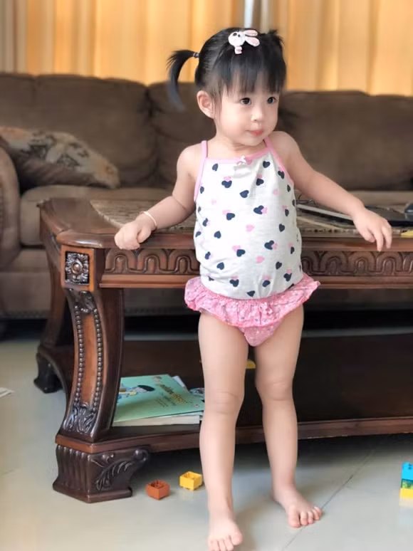 Bộ đồ in họa tiết xinh yêu của con gái Á hậu Diễm Trang có thể mặc ở nhà hoặc đi bơi.