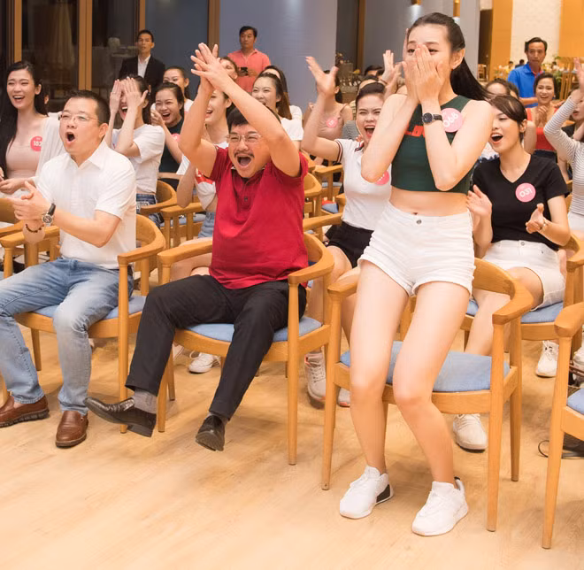 Đa phần các người đẹp lựa chọn trang phục năng động khi đi cổ vũ bóng đá.