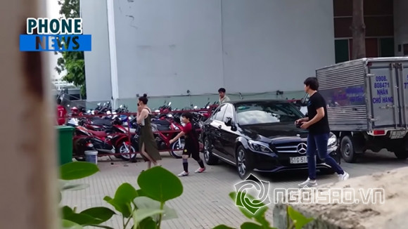 Cụ thể, Tim đích thân lái xe đưa mẹ con Trương Quỳnh Anh đến một sân bóng dành cho thiếu nhi.