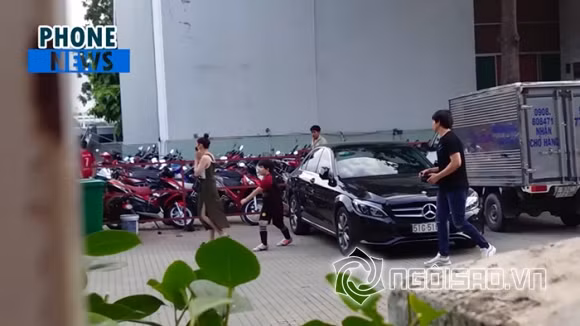 Cụ thể, Tim đích thân lái xe đưa mẹ con Trương Quỳnh Anh đến một sân bóng dành cho thiếu nhi.