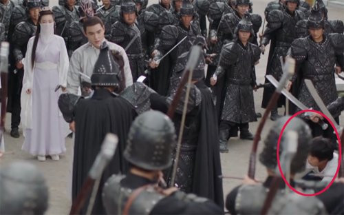 Đây vốn là lỗi muôn thuở của phim cổ trang Trung Quốc, khi nhân viên quay phim, nhân viên hậu trường bất cẩn lọt vào khung hình.