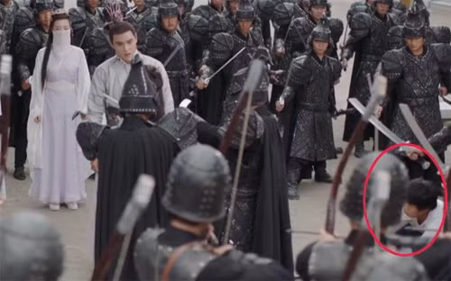 Đây vốn là lỗi muôn thuở của phim cổ trang Trung Quốc, khi nhân viên quay phim, nhân viên hậu trường bất cẩn lọt vào khung hình.