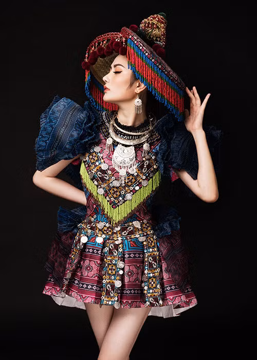 Bộ trang phục của Diệu Linh được thực hiện kỳ công với nhiều chi tiết đan xen của thổ cẩm gốc, loại vải có sử dụng họa tiết thêu tay của người H’Mông, đặt từ Hà Giang.