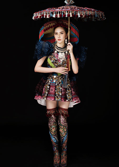 Đi kèm với bộ váy áo còn có chiếc nón làm bằng tay, sỏ hạt theo họa tiết. Đôi boot cũng sử dụng phần vải thêu được thực hiện tỉ mỉ, điểm xuyến phần tua rua.