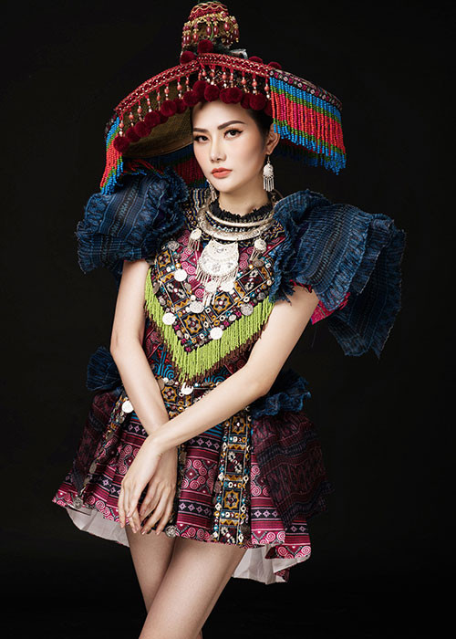 Bộ trang phục “Sơn nữ H’Mông” của NTK Ngô Mạnh Đông Đông vừa được tiết lộ. Đây là trang phục truyền thống Diệu Linh mang tới cuộc thi Miss Tourism Queen International 2018.