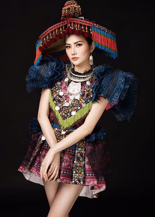 Bộ trang phục “Sơn nữ H’Mông” của NTK Ngô Mạnh Đông Đông vừa được tiết lộ. Đây là trang phục truyền thống Diệu Linh mang tới cuộc thi Miss Tourism Queen International 2018.
